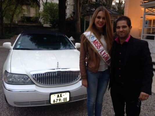 MISS LYON 2013 DEVANT LA LIMOUSINE